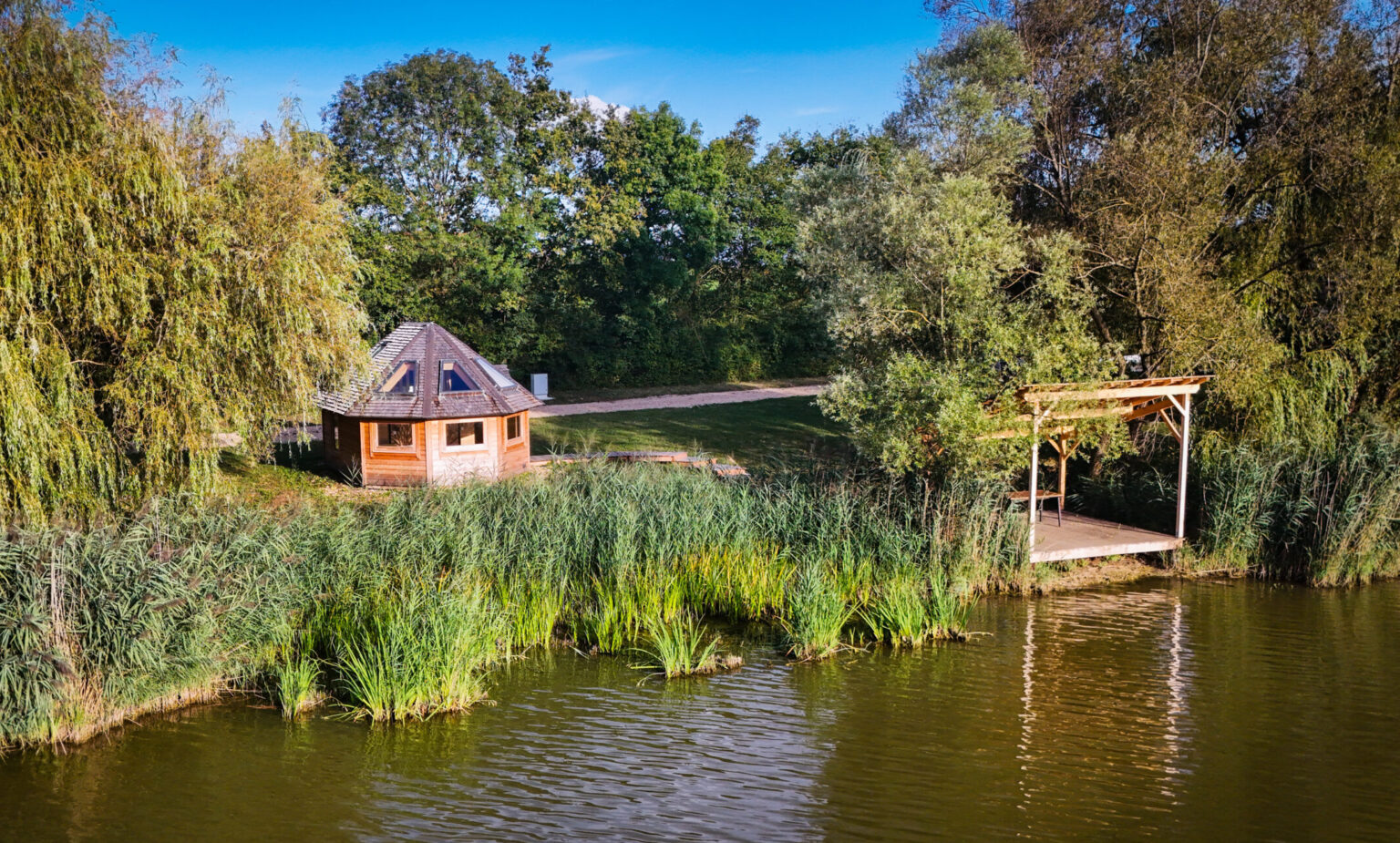 cabane borealis au bord de l'eau Domaine des Feuilles
