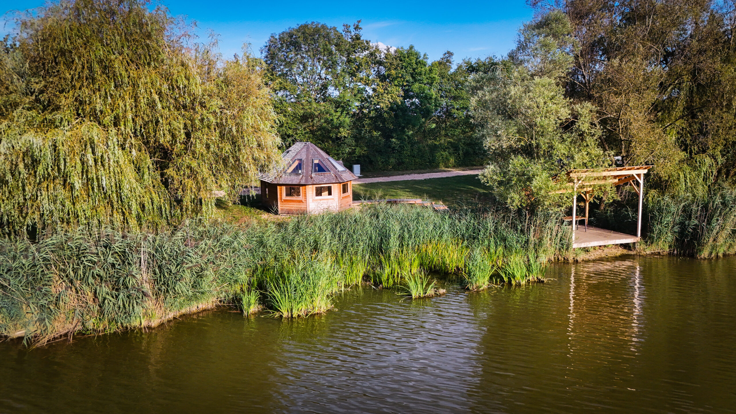 cabane borealis au bord de l'eau Domaine des Feuilles